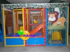 ملعب صغير على شكل غابة، أبعاده 3.6 × 2.4 × 2.5 متر